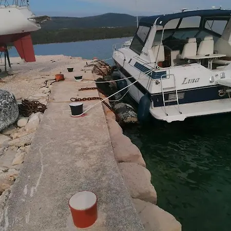 Hausboot Im Fjord Von Rakalj Ližnjan